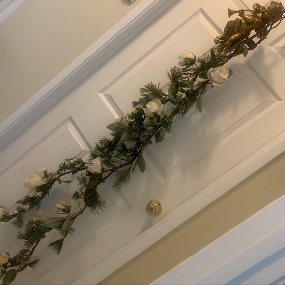 Closing Soon.✨ Winter Rose Garland Qt. 2 w 2 Cherubs. - Picture 3 of 14